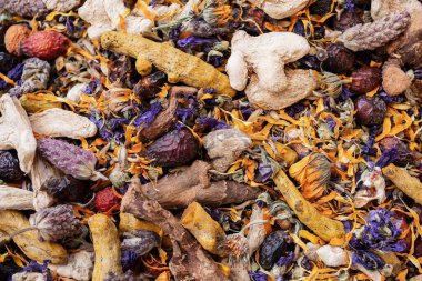 İstanbul pazarında çiçeklerle ve meyvelerle karışık romatik çay. Tasarım için doğal bitkisel arkaplan.