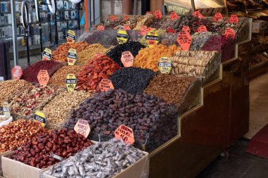 İstanbul, Trkiye 'de bir pazarda çeşitli baharatlar, doğal çaylar, kurutulmuş meyve ve fındık satan bir tezgah. İstanbul 19 Mayıs 2025