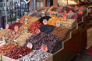 İstanbul, Trkiye 'de bir pazarda çeşitli baharatlar, doğal çaylar, kurutulmuş meyve ve fındık satan bir tezgah. İstanbul 19 Mayıs 2025
