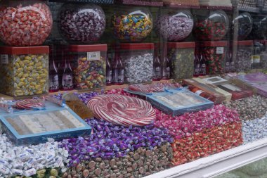 İstanbul 'daki bir pazarda Türk tatlılarının sergilendiği bir vitrin