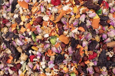 İstanbul pazarında çiçeklerle ve meyvelerle karışık romatik çay. Tasarım için doğal bitkisel arkaplan.