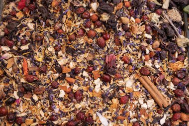 İstanbul pazarında çiçeklerle ve meyvelerle karışık romatik çay. Tasarım için doğal bitkisel arkaplan.