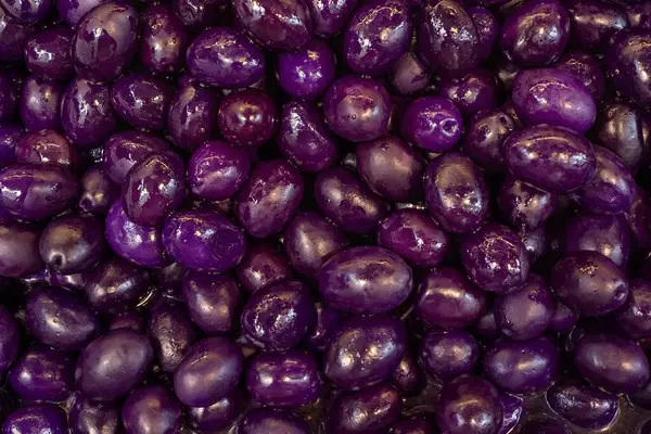 Çok renkli zeytinlerin karışımı Türk pazarının yakın çekim görüntüsü