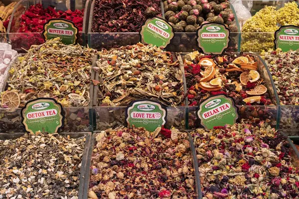 İstanbul 'da bir markette bitkisel çay kutularının sergilendiği bir dükkanın içi. Türkiye, İstanbul 18 Mayıs 2025