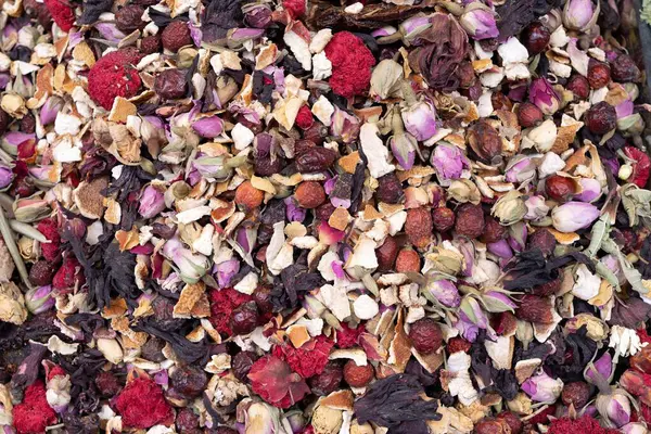 İstanbul pazarında çiçeklerle ve meyvelerle karışık romatik çay. Tasarım için doğal bitkisel arkaplan.