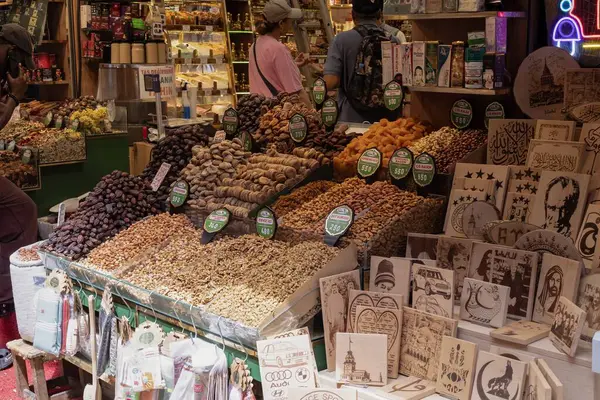 İstanbul, Trkiye 'de bir pazarda çeşitli baharatlar, doğal çaylar, kurutulmuş meyve ve fındık satan bir tezgah. İstanbul 19 Mayıs 2025