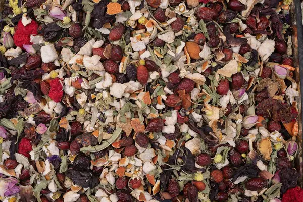 İstanbul pazarında çiçeklerle ve meyvelerle karışık romatik çay. Tasarım için doğal bitkisel arkaplan.