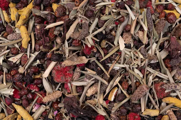 İstanbul pazarında çiçeklerle ve meyvelerle karışık romatik çay. Tasarım için doğal bitkisel arkaplan.