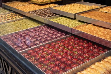 İstanbul 'daki bir Türk pastanesinde çeşitli doğulu baklava çeşitleri