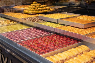 İstanbul 'daki bir Türk pastanesinde çeşitli doğulu baklava çeşitleri