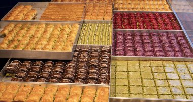 İstanbul 'daki bir Türk pastanesinde çeşitli doğulu baklava çeşitleri