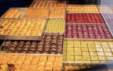 İstanbul 'daki bir Türk pastanesinde çeşitli doğulu baklava çeşitleri