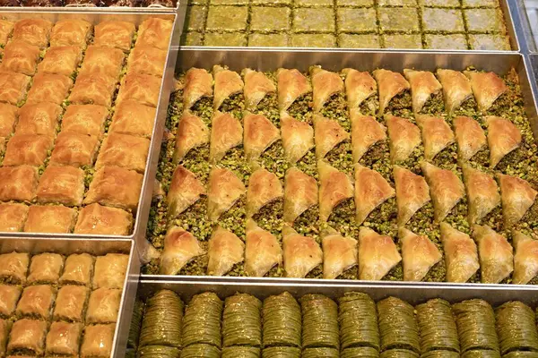 İstanbul 'daki bir Türk pastanesinde çeşitli doğulu baklava çeşitleri