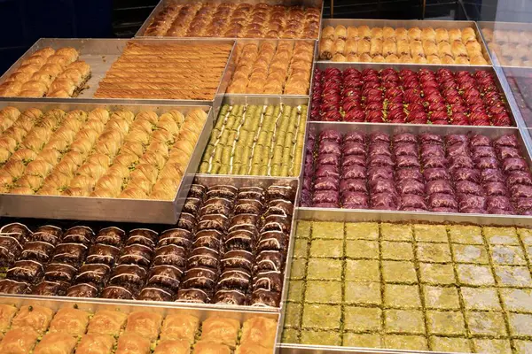 İstanbul 'daki bir Türk pastanesinde çeşitli doğulu baklava çeşitleri