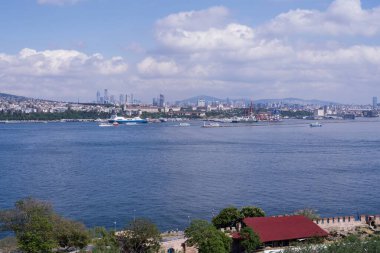 İstanbul Boğazı 'nın panoramik manzarası ve İstanbul' un Asya tarafı