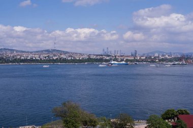 İstanbul Boğazı 'nın panoramik manzarası ve İstanbul' un Asya tarafı