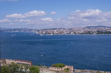 İstanbul Boğazı 'nın panoramik manzarası ve İstanbul' un Asya tarafı