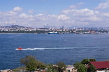 İstanbul Boğazı 'nın panoramik manzarası ve İstanbul' un Asya tarafı