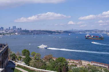 İstanbul Boğazı 'nın panoramik manzarası ve İstanbul' un Asya tarafı
