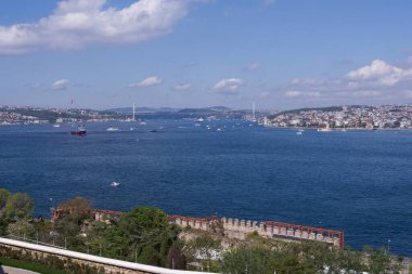 İstanbul Boğazı 'nın panoramik manzarası ve İstanbul' un Asya tarafı