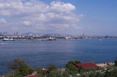 İstanbul Boğazı 'nın panoramik manzarası ve İstanbul' un Asya tarafı