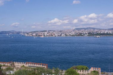 İstanbul Boğazı 'nın panoramik manzarası ve İstanbul' un Asya tarafı