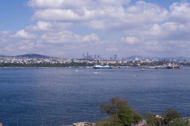 İstanbul Boğazı 'nın panoramik manzarası ve İstanbul' un Asya tarafı