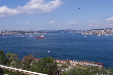 İstanbul Boğazı 'nın panoramik manzarası ve İstanbul' un Asya tarafı