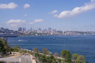 İstanbul Boğazı 'nın panoramik manzarası ve İstanbul' un Asya tarafı