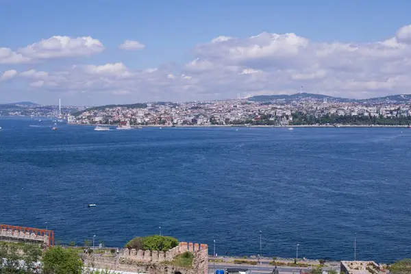 İstanbul Boğazı 'nın panoramik manzarası ve İstanbul' un Asya tarafı