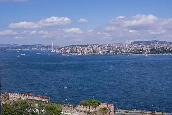 İstanbul Boğazı 'nın panoramik manzarası ve İstanbul' un Asya tarafı