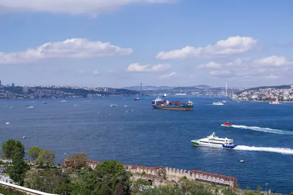 İstanbul Boğazı 'nın panoramik manzarası ve İstanbul' un Asya tarafı