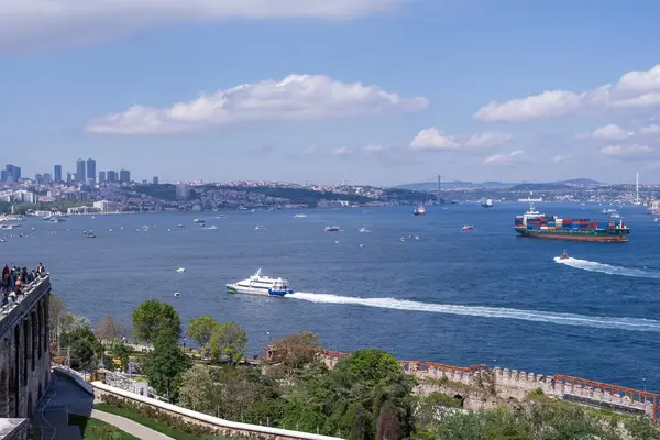 İstanbul Boğazı 'nın panoramik manzarası ve İstanbul' un Asya tarafı