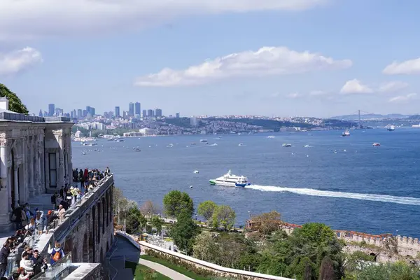 İstanbul Boğazı 'nın panoramik manzarası ve İstanbul' un Asya tarafı