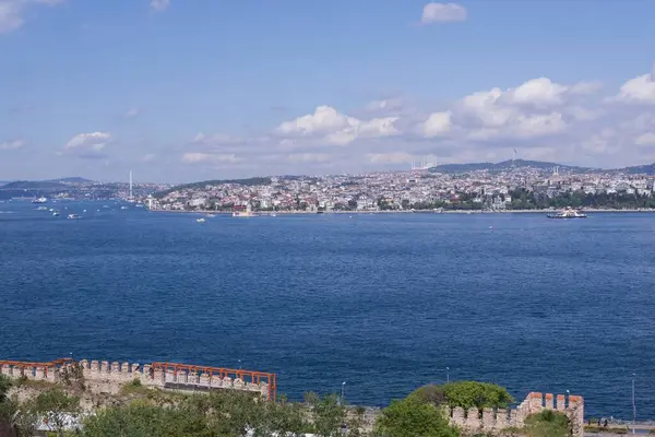 İstanbul Boğazı 'nın panoramik manzarası ve İstanbul' un Asya tarafı