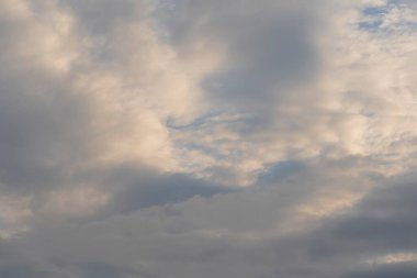 Işıl ışıl bulutlu parlak mavi gökyüzü - sakin atmosfer