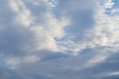 Işıl ışıl bulutlu parlak mavi gökyüzü - sakin atmosfer