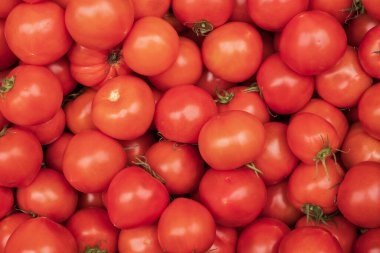 Atina 'daki çiftçi pazarındaki tezgahta duran taze kırmızı kiraz domatesleri. Organik arka plan.