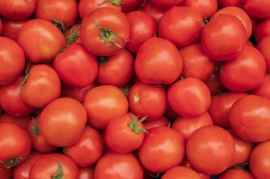 Atina 'daki çiftçi pazarındaki tezgahta duran taze kırmızı kiraz domatesleri. Organik arka plan.