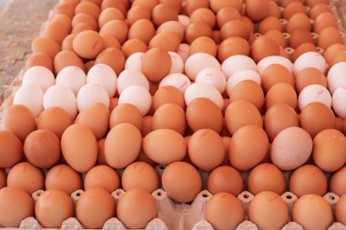 Tezgahta taze beyaz ve kahverengi tavuk yumurtaları - üst görünüm, doğal ürün, organik gıda, arka plan