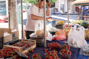 Laiki Çiftçi Pazarı. Atina 'daki çiftçi pazarında tezgah ve ticaret süreci. Atina, 16 Mayıs 2025