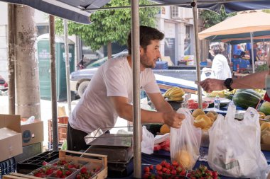 Laiki Çiftçi Pazarı. Atina 'daki çiftçi pazarında tezgah ve ticaret süreci. Atina, 16 Mayıs 2025