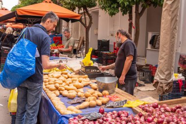 Laiki Çiftçi Pazarı. Atina 'daki çiftçi pazarında tezgah ve ticaret süreci. Atina, 16 Mayıs 2025