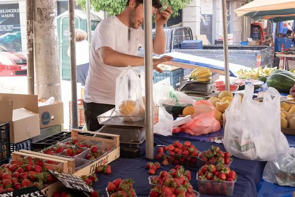 Laiki Çiftçi Pazarı. Atina 'daki çiftçi pazarında tezgah ve ticaret süreci. Atina, 16 Mayıs 2025