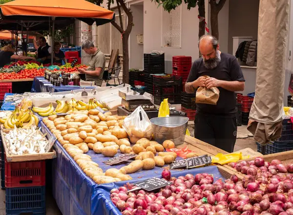 Laiki Çiftçi Pazarı. Atina 'daki çiftçi pazarında tezgah ve ticaret süreci. Atina, 16 Mayıs 2025