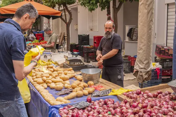 Laiki Çiftçi Pazarı. Atina 'daki çiftçi pazarında tezgah ve ticaret süreci. Atina, 16 Mayıs 2025