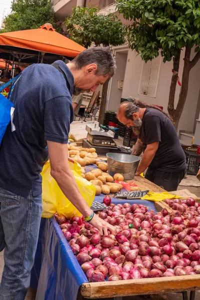 Laiki Çiftçi Pazarı. Atina 'daki çiftçi pazarında tezgah ve ticaret süreci. Atina, 16 Mayıs 2025