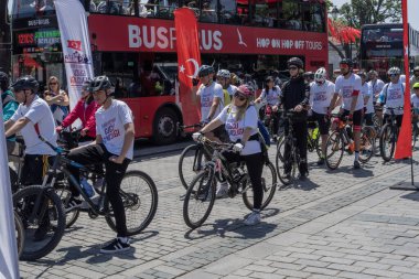 Güneşli bir günde İstanbul 'da bir bisiklet etkinliğine katılan bisikletçiler. İstanbul 19 Mayıs 2025