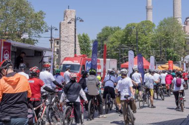 Güneşli bir günde İstanbul 'da bir bisiklet etkinliğine katılan bisikletçiler. İstanbul 19 Mayıs 2025