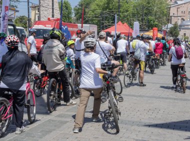Güneşli bir günde İstanbul 'da bir bisiklet etkinliğine katılan bisikletçiler. İstanbul 19 Mayıs 2025